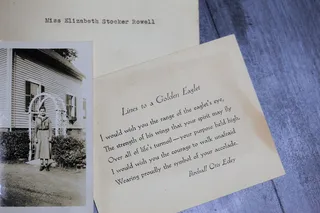 棕色表面的贺卡