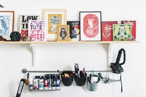 白色木质壁架上的各种木质相框