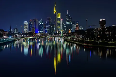 夜间城市照明、建筑、建筑、基础设施、天空、摩天大楼、塔楼、水