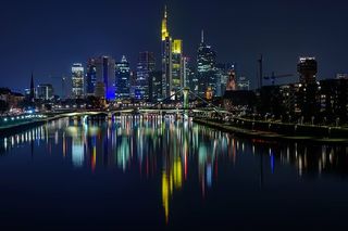 夜间城市照明、建筑、建筑、基础设施、天空、摩天大楼、塔楼、水