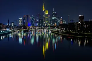 夜间城市照明、建筑、建筑、基础设施、天空、摩天大楼、塔楼、水