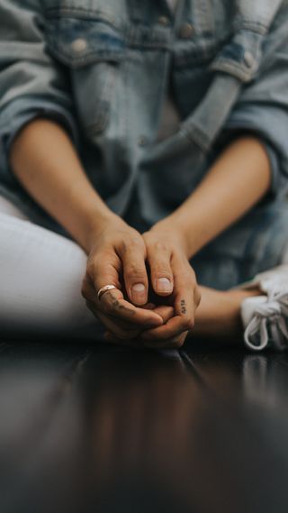 坐在黑色地板上的女人