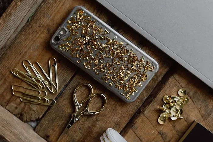 旧木制托盘上的办公配件