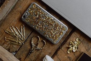 旧木制托盘上的办公配件