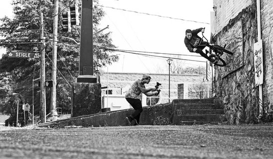 bmx,北卡罗来纳州,摄像机,拍摄,自行车,黑白,街道,污垢 bmx,北卡罗来纳州,摄像机,拍摄,自行车,黑白,街道,污垢