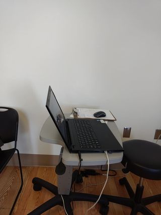 家具，个人电脑，电子产品，电脑，笔记本电脑，桌子，办公桌，电脑键盘