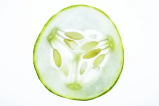 绿色水果切成两半