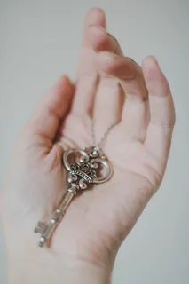拿着银色骷髅钥匙的人 拿着银色骷髅钥匙的人