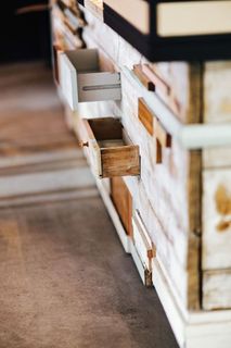 带架子的木制装置