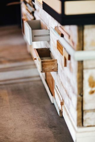 带架子的木制装置