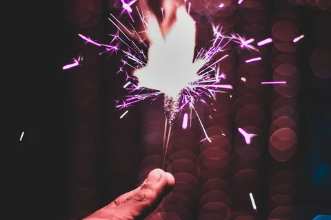拿着烟火的人的特写照片 拿着烟火的人的特写照片