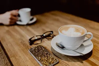 在咖啡馆的桌子上放一杯咖啡