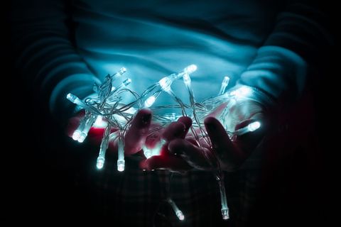 拿着白色灯串的人