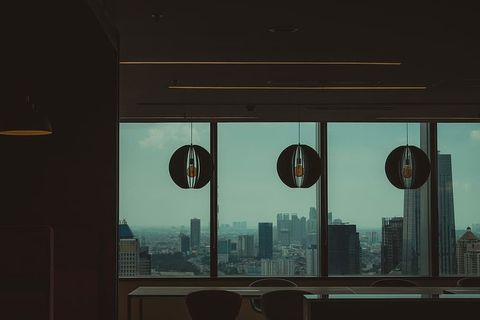 高层建筑的微光照片