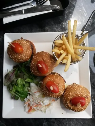 迷你、汉堡、薯条、番茄、沙拉、食品和饮料、即食食品、食品