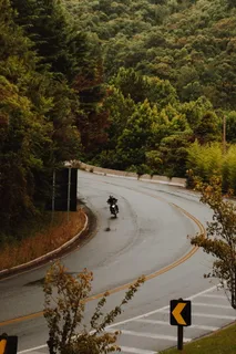公路上骑摩托车的男子 公路上骑摩托车的男子