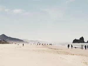 海滩、雾、雾、山、自然、海洋、人、岩石