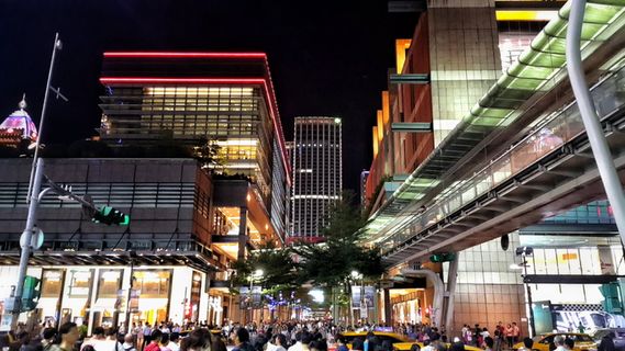 城市，夜晚，夜市，建筑，人群，人，城市场景，城市生活