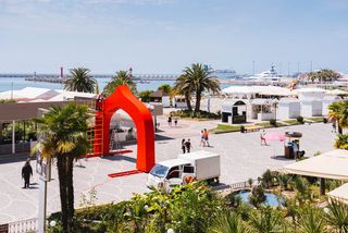 白箱货车停在人和植物附近