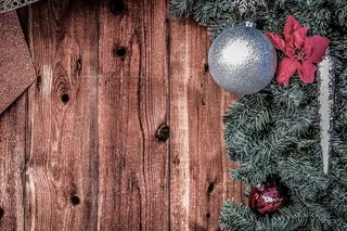 装饰物、松枝和木质纹理，带有文字空间、圣诞节或节日季节背景。