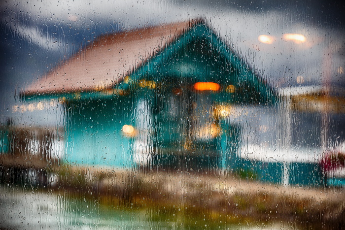 在暴风雨中的窗户后面，在黄昏。