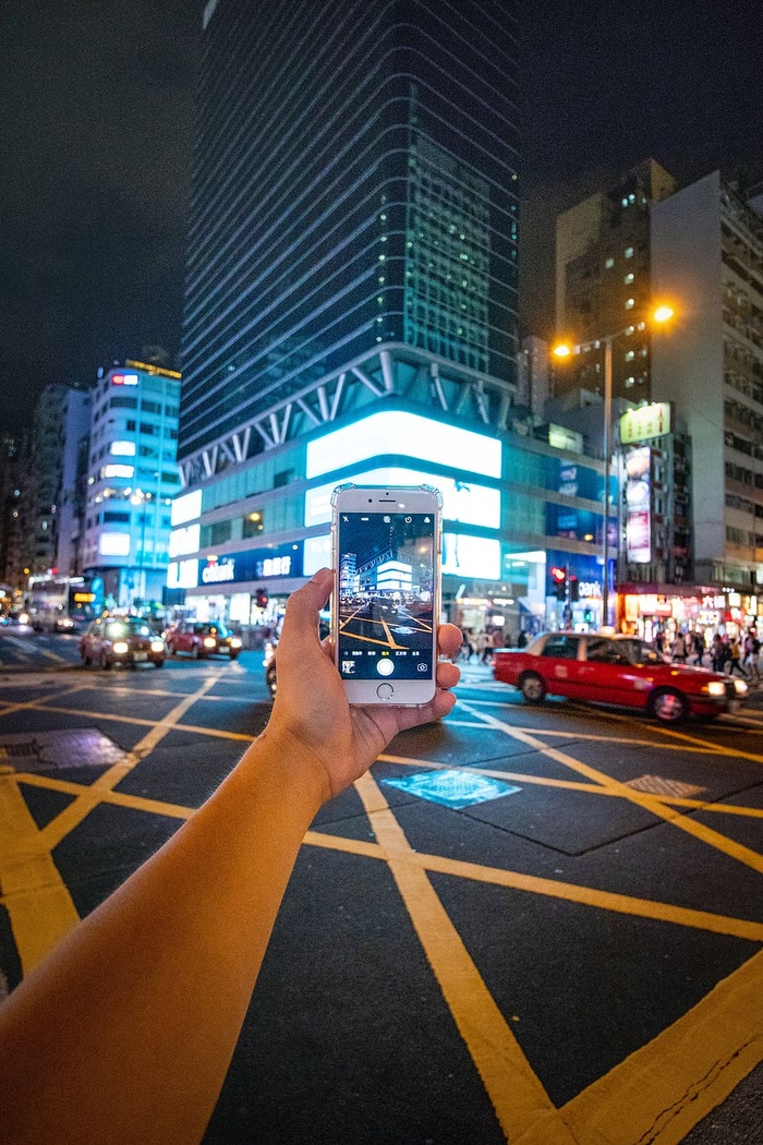使用银色iPhone 6拍照的人