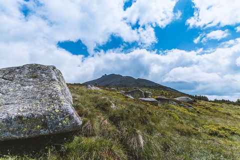 前景中有一块大石头的山景