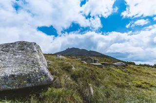 前景中有一块大石头的山景
