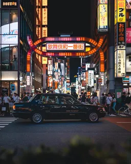 公路上的黑色轿车 公路上的黑色轿车