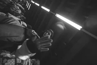 穿灰色外套的女人