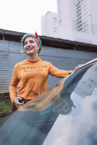 站在车旁的女人