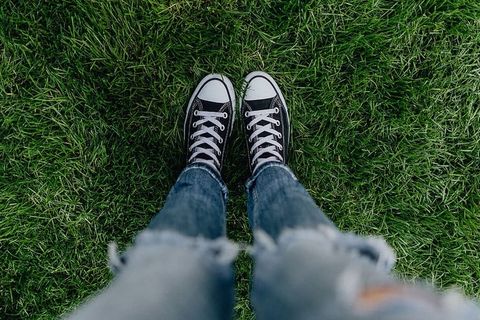 草、混凝土、运动鞋
