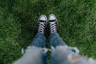 草、混凝土、运动鞋