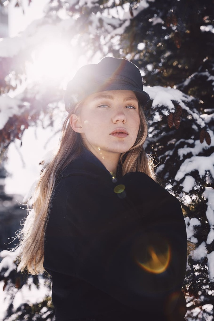 冬天森林里的女人照片