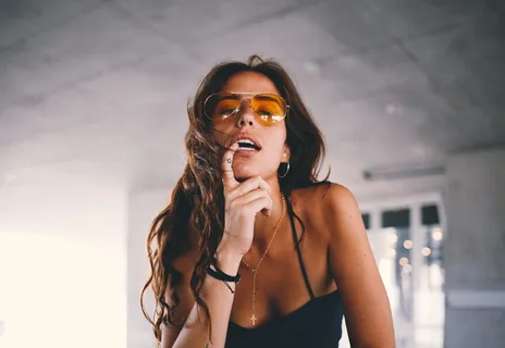 穿着黑色背心做帖子的女人 穿着黑色背心做帖子的女人