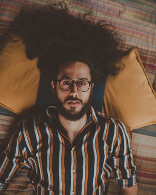 戴眼镜男子照片