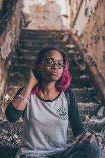 坐在楼梯上的女人