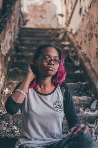 坐在楼梯上的女人