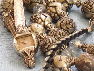 特写照片，金色珠宝，服装，珠宝，时尚，黄金，黄金，金属，服装，珠宝，时尚