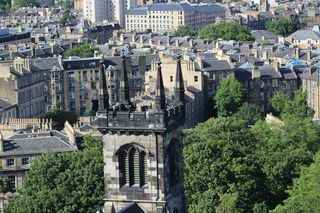 爱丁堡，卡尔顿山，2017年6月，《建筑外观、建筑、建筑结构、树木、植物》