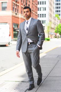 身穿灰色西装的男子