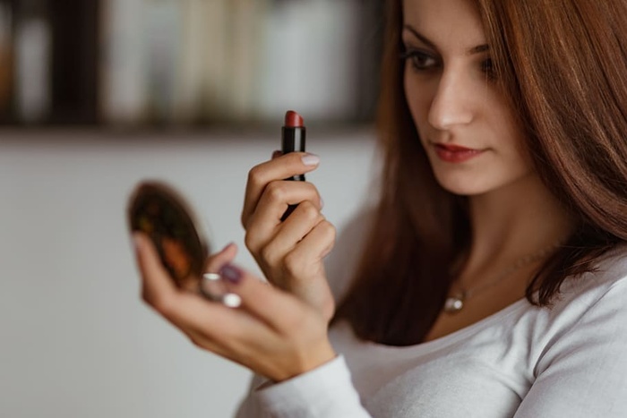 年轻漂亮的女人在化妆