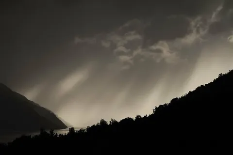 背光、黑白、云彩、阴暗、单色、山脉、剪影、天空 背光、黑白、云彩、阴暗、单色、山脉、剪影、天空
