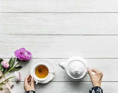 顶部,视图摄影,人物,倒水,茶,使用,茶壶,茶杯 顶部,视图摄影,人物,倒水,茶,使用,茶壶,茶杯