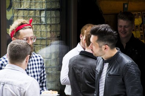 英国，赫尔，有思想的，人们，人们在交谈，在外面交谈，交谈