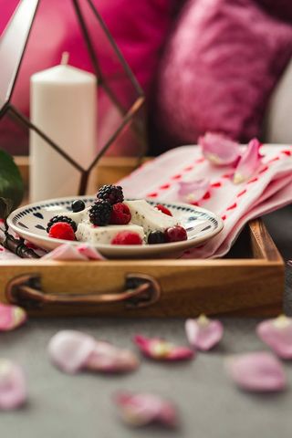 抽屉里的盘子里放着夏天的浆果和甜点