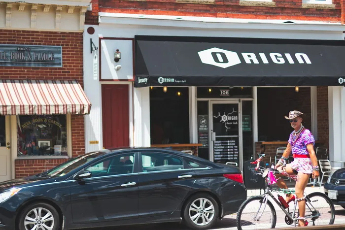 停在大楼旁边的黑色现代索纳塔轿车