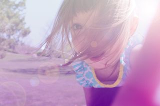 穿着黄蓝色花朵衬衫的女孩拍照