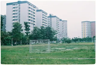 在草地上白色运动球门的远处照片中