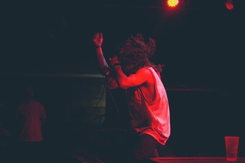 男人，坐着，椅子，唱歌，黑暗，房间，穿着，白色